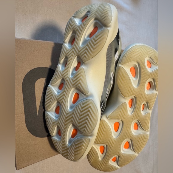 New Adidas Yeezy 700 V3 Sneakers - Grey and Cream - Picture 4 of 4